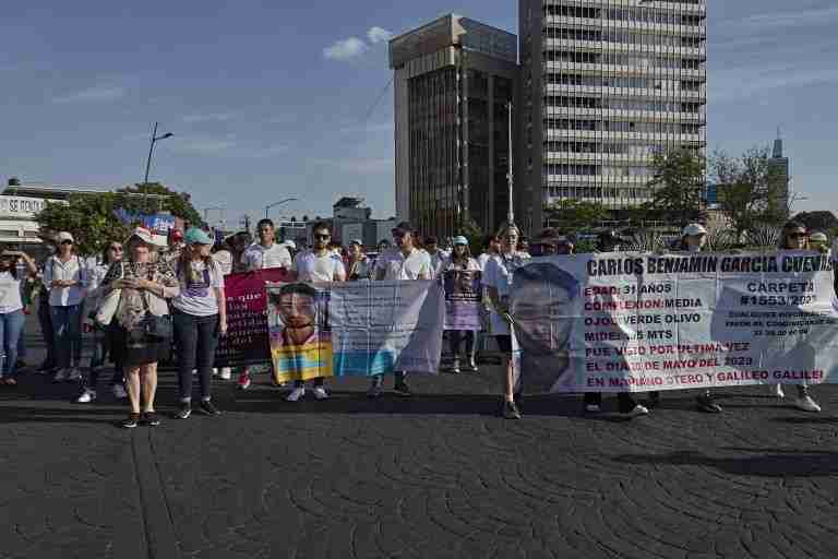 Familiares de los jóvenes desaparecidos realizan una marcha de silencio/Fotografías por Aldo Sánchez